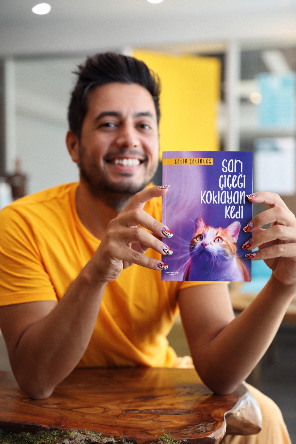 Yeni Kitap, Yeni Heyecan: Sarı Çiçeği Koklayan Kedi