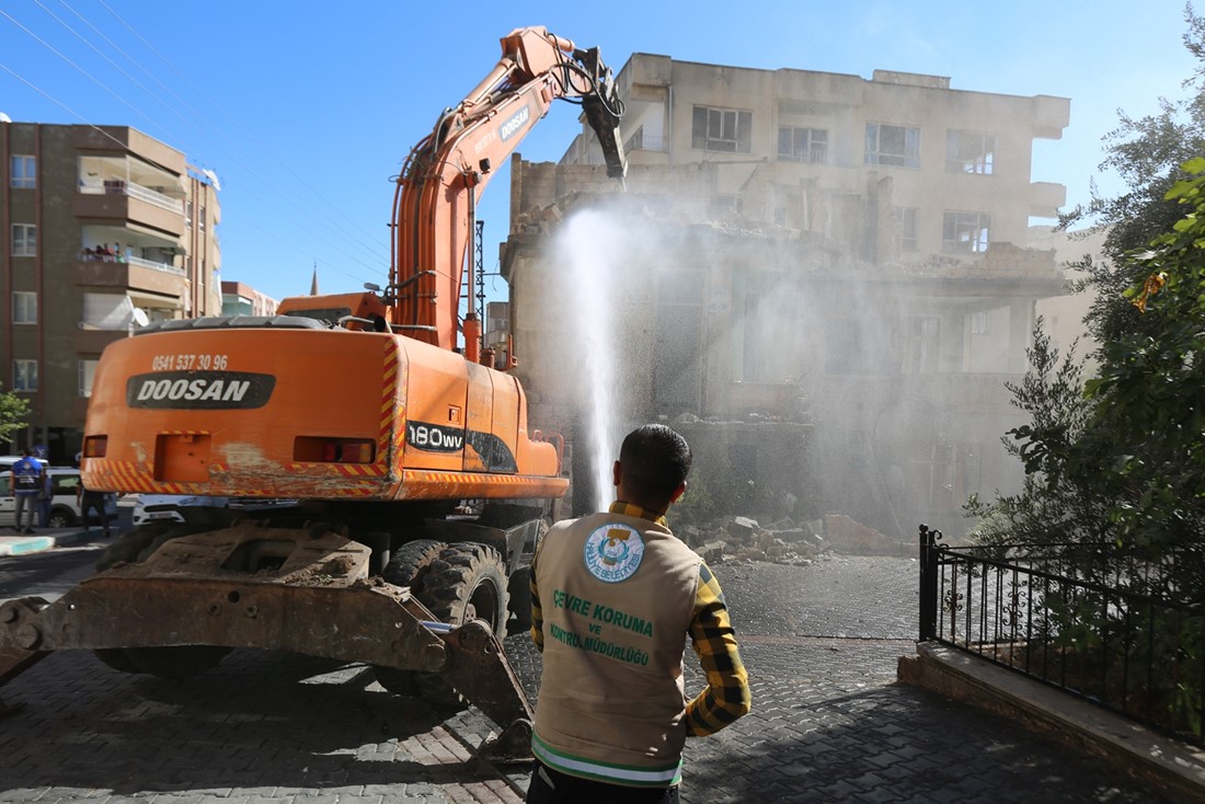 HALİLİYE’DE METRUK YAPILAR YIKILIYOR