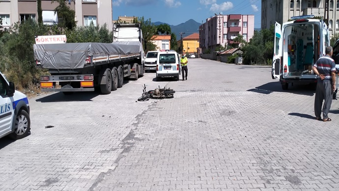 Erzin İlçesinde Motosiklet ile otomobil çarpıştı 1 Yaralı