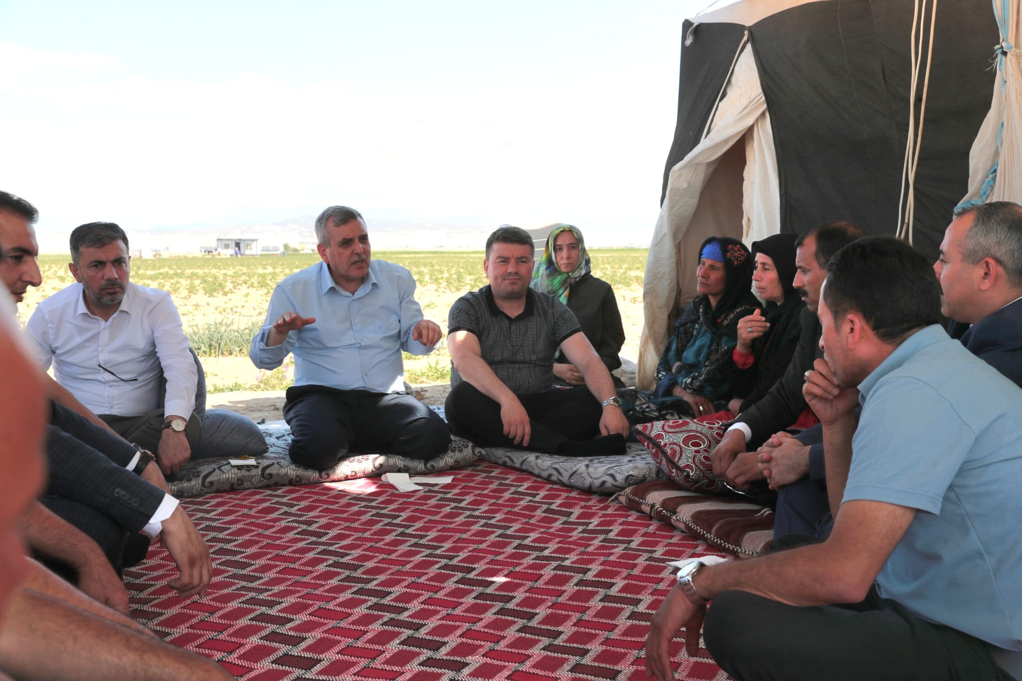 KONYA’DA DUYGULANDIRAN BULUŞMA, BAŞKAN BEYAZGÜL MEVSİMLİK TARIM İŞÇİLERİNİ ZİYARET ETTİ