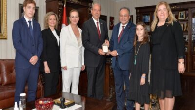 Cumhurbaşkanı Ersin Tatar, Tabip Binbaşı Nihat İlhan’ın oğlu Prof. Dr. Mustafa Necmi İlhan ile eşi, kızı ve torunlarını kabul etti