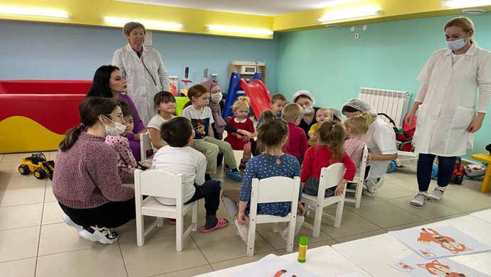 В Казани «Единая Россия» передала в больницу детское питание, подгузники и средства гигиены для детей-отказников