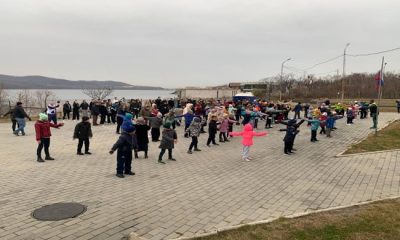 При поддержке «Единой России» провели массовую зарядку для школьников на острове Русский