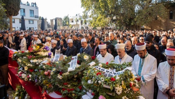 Cumhurbaşkanı Ersin Tatar, Türkiye’deki depremde hayatını kaybedenlerin cenaze törenine katıldı