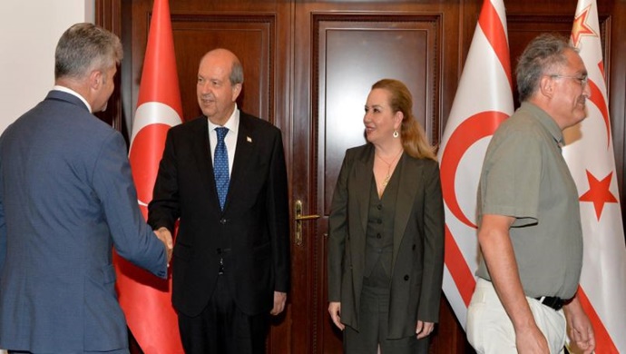 Cumhurbaşkanı Ersin Tatar ve eşi Sibel Tatar, Cumhurbaşkanlığı personeliyle bayramlaştı