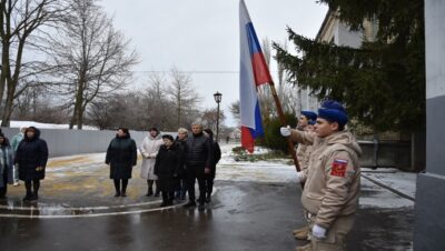 Stavropol Bölgesi, Mikhailovsk’taki bir okulda Birleşik Rusya’nın desteğiyle SVO katılımcısı onuruna bir anma plaketi açıldı