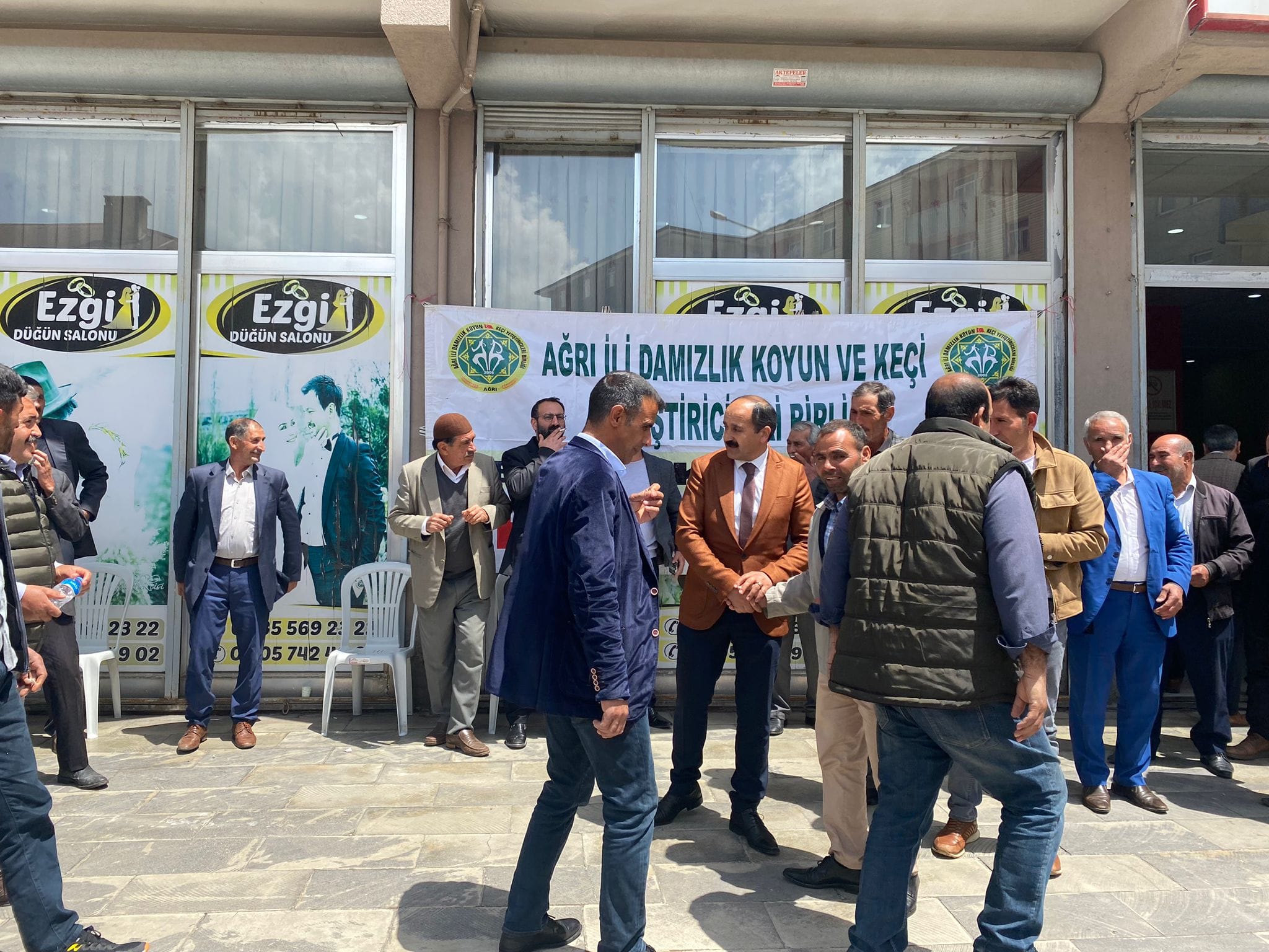 Bir 11 kişi ve şunu diyen bir yazı 'た Ezgif อ SALONU อ0ิบ DÜČÜNSALONU zgij SALONU رب ((អត V ሲዩ ini DAMIZLIK KOYUN VE KOYUNVEKE KEÇİ TIRIC pinLi pipLi 2322 02 55692:2 5692 05 05742 742 ลด ก1' görseli olabilir