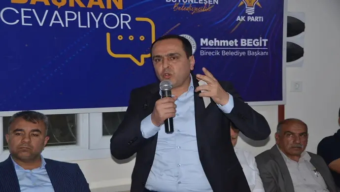 Birecik Belediye Başkanı Mehmet Begit, “Vatandaş Soruyor, Başkan Cevaplıyor” programı kapsamında Bağlarbaşı Mahallesinde hemşehrileriyle buluştu